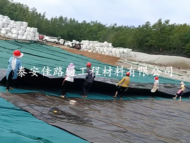 如何有效解決魚(yú)塘防滲膜施工褶皺問(wèn)題？