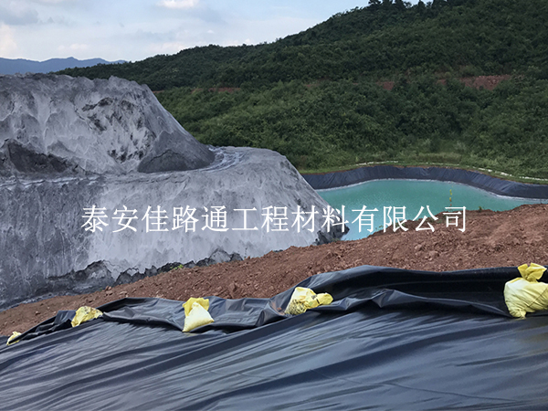 污水處理防滲膜為啥要覆土？這4個關(guān)鍵原因得搞懂
