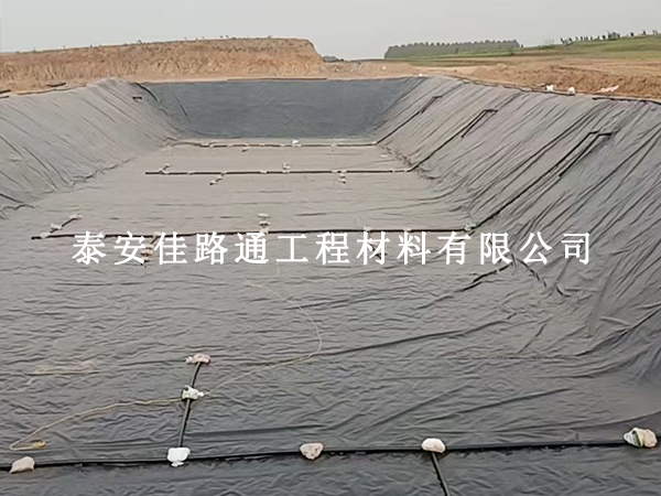 沼氣池防滲膜鋪設(shè)，邊坡基面這樣處理才